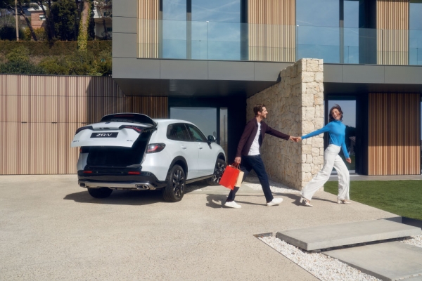 69421_24YM_ZRV_Advanced_Rear_Static_WalkAwayClose_WithTalent_KG_LR.jpg