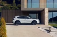 69425_24YM_ZRV_Advanced_Side_Static_Driveway_KG_LR.jpg