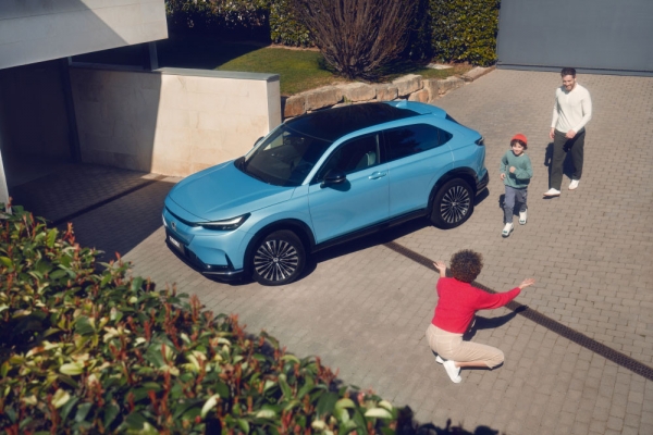 69157_24YM_eNy1_Advance_Driveway_Exterior_Lifestyle_WithTalent_KG_LR_1000x0.jpg