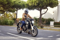 24YM_CB650R_EC_LOCATION_Action_02_0206.jpg
